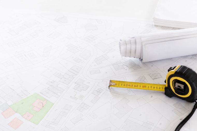 Case e palazzine bianche addossate una all'altra viste di giorno sotto la luce piena.
